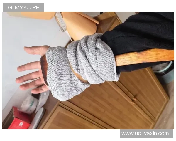 梅尔顿因旧伤复发赛后冰敷右手预计几天后恢复正常状态